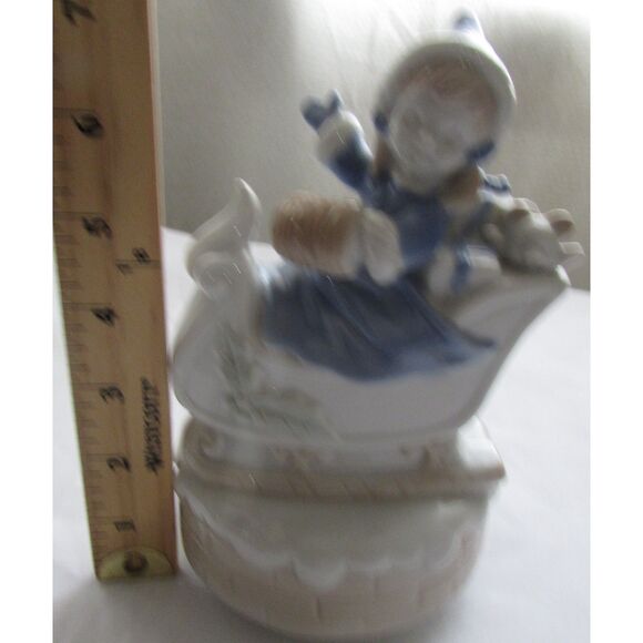 Porcelain Mogi Nagoya Japan Musical Figurine Winter Girl Sleigh bear vintage - Picture 4 of 5